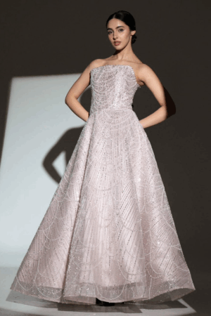 فستان وردي لامع مطرّز بدون حمالات