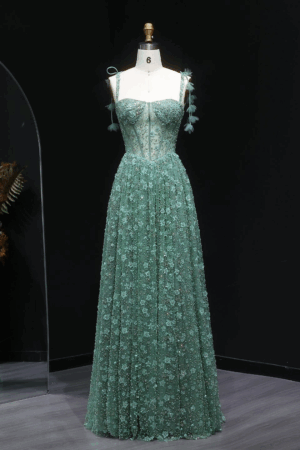 .  💚 فستان سهرة أخضر بتطريز ورود ثلاثية الأبعاد – لمسة ملكية آسرة
