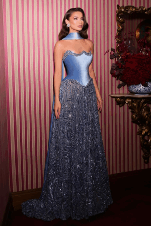 ✨ فستان مخمل أزرق ملكي مرصّع بتطريز فاخر مع وشاح حريري – SS193