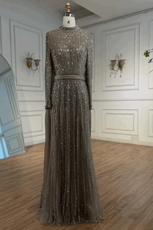 فستان سهرة كراميل بنمط محتشم بتطريز فاخر