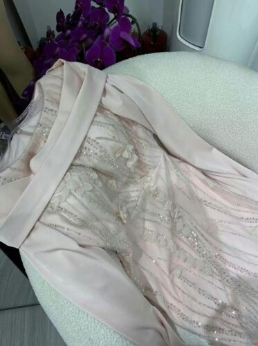 فستان سهرة وردي بتفاصيل ورود ثلاثية الأبعاد وأكمام كاب شفافة photo review