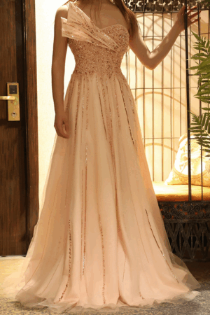 فستان سهرة وردي فاخر بكتف واحد ومطرّز