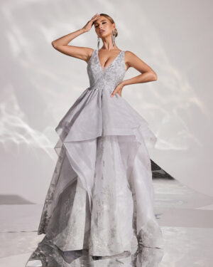 فستان سهرة فضي ملكي بطبقات عصرية ولمسات فخامة